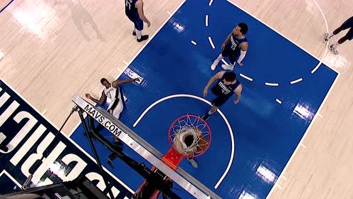 【NBA集锦】神仙操作惊艳全场 沃克身体失衡倒地挑篮仍命中