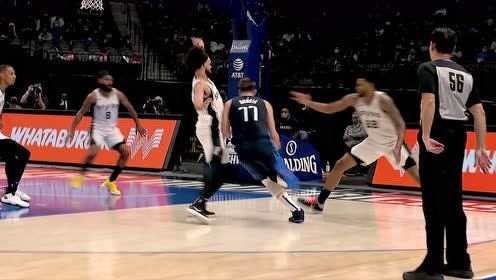 【NBA集锦】东契奇强吃怀特得两分 邪魅微笑很轻松