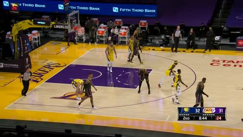 【NBA集錦】活久見(jiàn)的一幕！老詹黃油手漏球穿胯而過(guò)