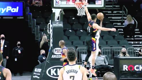 【NBA集錦】一攻一防堪稱典范！布克飛天血帽+奪命三分點(diǎn)燃全場