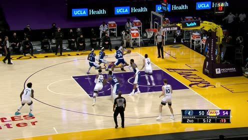 【NBA集錦】常在河邊走哪能不濕鞋 愛德華茲大步流星助跑滑翔尷尬扣飛