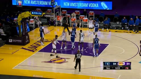 【NBA集錦】詹姆斯箭步穿云急停高拋送助攻 瓊斯順勢空接暴扣完成使命