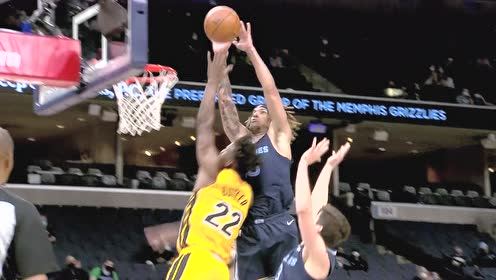 【NBA集锦】管你是谁!克拉克双手拦网式排球大帽扇飞巴特勒
