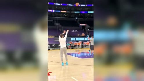 【NBA集锦】怪异却精准！三球大战湖人赛前特训三分