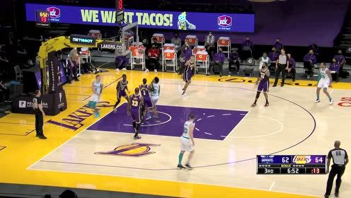 【NBA集锦】三球上篮足踩莲花 勒布朗目送15分领先被扳平