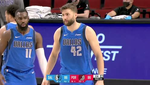 【NBA集锦】一片混乱中利拉德错位防守克勒贝尔 被独行侠抓住机会大打小