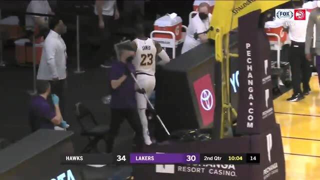 【NBA集錦】詹姆斯在與老鷹比賽中再次扭傷腳踝 離場(chǎng)返回更衣室途中砸翻椅子泄憤