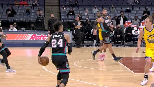 【NBA集锦】面不改色心不跳!布鲁克斯闲庭信步淡定出手三分飙中