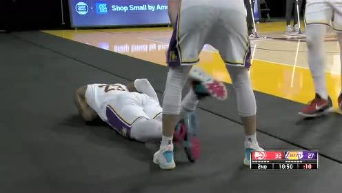 【NBA集錦】詹姆斯不慎被希爾撞到后右腳踝扭傷痛苦倒地 隨后強(qiáng)忍命中三分無奈退場(chǎng)打翻椅子