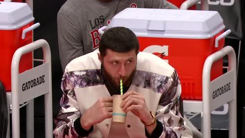 【NBA集錦】喝杯奶茶壓壓驚！努爾基奇在板凳悠閑喝飲料看比賽