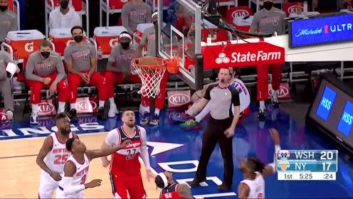 【NBA集錦】比爾直沖籃下 頂著防守打進還有加罰