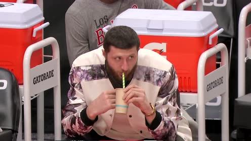 【NBA集錦】喝杯奶茶壓壓驚！努爾基奇在板凳悠閑喝飲料看比賽