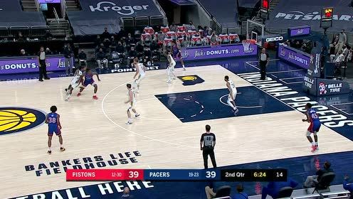 【NBA集锦】勒维尔接连冲锋进攻如潮 一步顶翻弗兰克还要得分