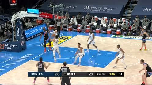 【NBA集锦】可给板凳席的哥俩美坏了！米哈伊柳克断球反击双手暴扣一条龙