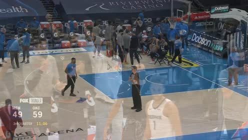 【NBA集锦】谁家的棍这么直！波库舍夫斯基抢断转换送出竹竿式飞扣