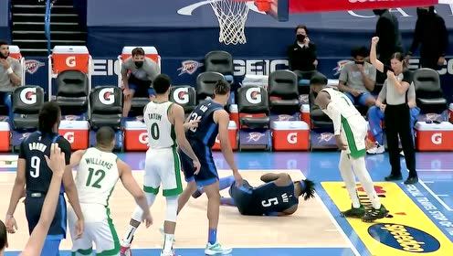 【NBA集锦】布朗一肩膀打晕多尔特 多尔特回到替补席感觉眼前冒金星
