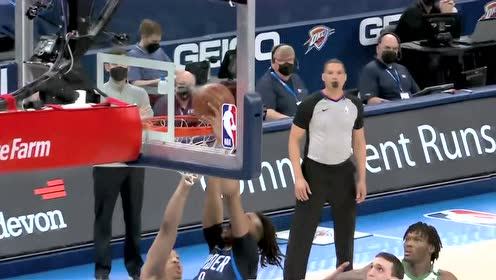【NBA集锦】摩西布朗旱地拔葱 人堆之中强起暴扣
