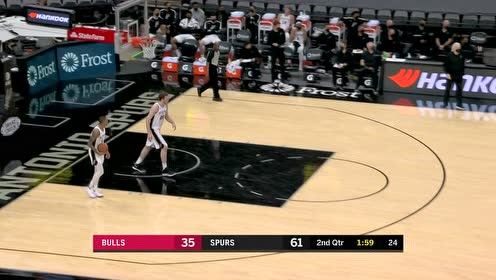 【NBA集錦】薩托蘭斯基搶斷反擊滑翔暴扣 約翰遜靈巧腳步變向上籃還擊