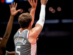 NBA常规赛：三节战罢，快船暂时以96-86领先雄鹿10分