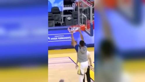 【NBA集锦】库里今日复出战公牛 小学生赛前“暴扣”玩全场超级远投