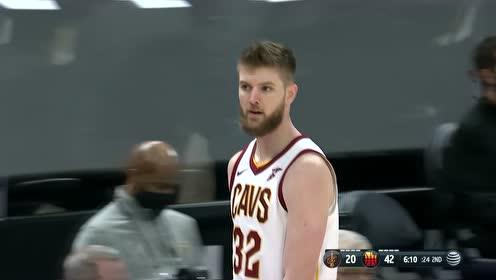 【NBA集锦】专治花里胡哨!克拉克森旋转跳跃企图上篮惨遭韦德封盖