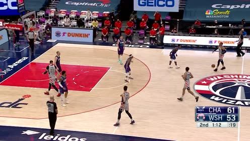 【NBA集锦】干得漂亮！格拉汉姆夹缝插针助飞泽勒单臂滑翔劈扣