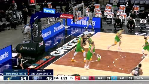 【NBA集锦】布鲁克斯白猿献果妙传瓦兰 提手上式扣篮得手