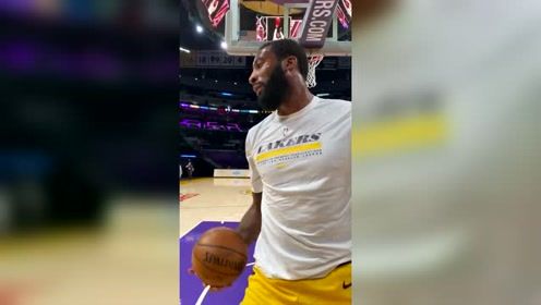 【NBA集锦】湖人大战雄鹿 庄神首秀赛前秀单臂暴扣
