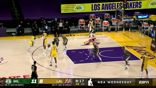 【NBA集锦】常规操作轻松写意 米德尔顿头顶长传助攻字母哥暴扣虐筐