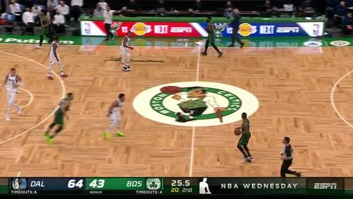 【NBA集錦】休想蓋帽！沃克用身體頂開波爾津吉斯完成上籃