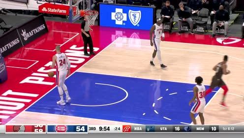 【NBA集錦】墊步突破抹入內(nèi)線 利拉德身如游魚無視防守上籃建功