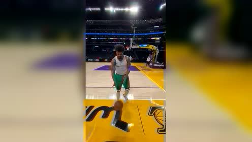 【2021年04月16日 凱爾特人vs湖人集錦】NBA賽前沒有一個正常人了！斯馬特背身反向三分投籃