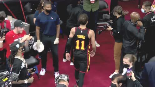 【2021年06月21日 老鹰vs76人集锦】这是父亲节最好的礼物！特雷杨赛后给爸爸送自己的球衣