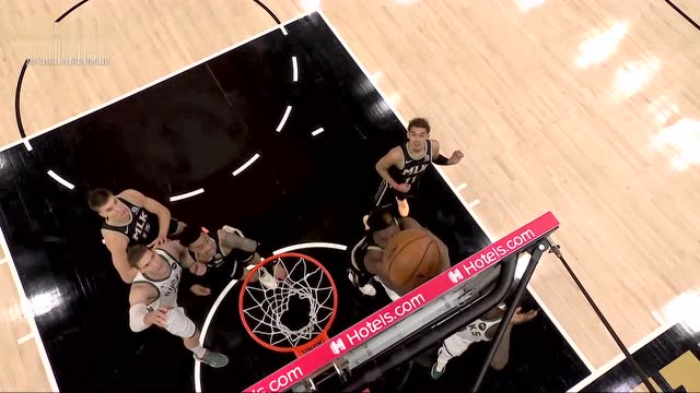 【2021年07月04日 雄鹿vs老鹰集锦】一脚油门直杀篮下 霍乐迪左手上篮强势2+1
