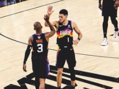 圣保羅聯(lián)手德文·布克后場(chǎng)組合合計(jì)砍下59分，創(chuàng)NBA總決處子秀首發(fā)后場(chǎng)得分紀(jì)錄