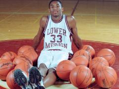 【球迷屋早报】76人退役科比高中球衣 开拓者与76人讨论西蒙斯交易