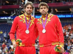 NBA最强兄弟,联手赚25亿!回西班牙“养老”,妻子都是白富美