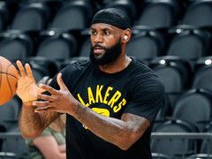 老詹三喜临门！IG粉丝破亿引热议，实力仍现役前3？库里发声称赞