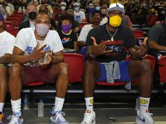 随队记者：詹姆斯和威少今日季前赛将首发出战，浓眉轮休