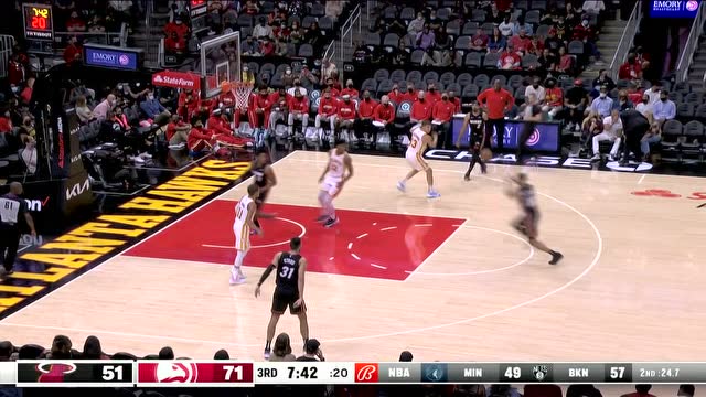 【2021年10月15日 热火vs老鹰集锦】什么玩意在天上飞？ 马丁一飞冲天单臂战斧