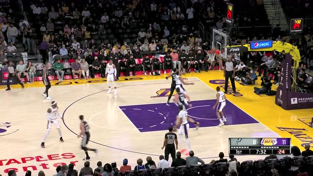 【2021年11月15日 馬刺vs湖人集錦】尤班克斯抓下前場籃板 約翰遜強(qiáng)硬上籃完成二次進(jìn)攻