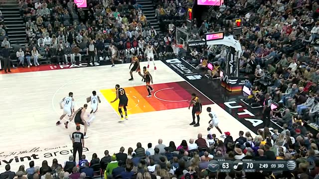 【2021年11月27日 鵜鶘vs爵士集錦】神仙打架！克拉克森犀利三分前腳剛進(jìn)沃克蝴蝶穿花翻身上籃立刻反擊