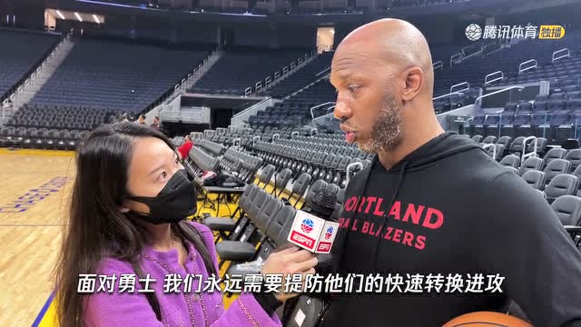 【2021年12月09日 开拓者vs勇士集锦】库里个人魅力征服对方教练！孟超专访比卢普斯称享受库里神奇表现