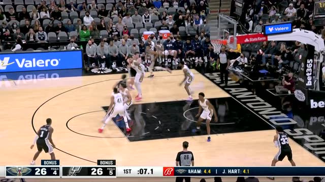 【2021年12月13日 鵜鶘vs馬刺集錦】懷特轉(zhuǎn)身過人擺脫防守 突破上籃技驚四座