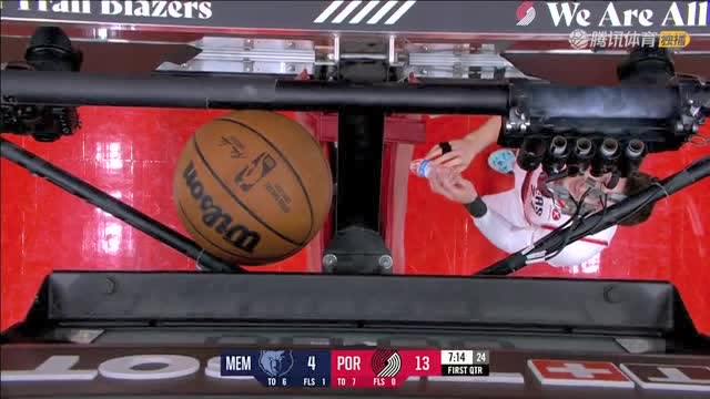 【2021年12月16日 灰熊vs开拓者集锦】万万没想到NBA球员也和我们普通人一样 努尔基奇拿水瓶砸球未果只能上拖把