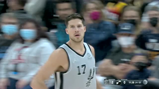 【2021年12月18日 马刺vs爵士集锦】开场就发威 麦克德莫特晃飞防守中投命中