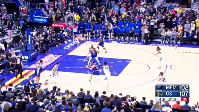 【2021年12月24日 灰熊vs勇士集锦】关键时刻看库里!面对两人防守脚底加速突破轻松打进上篮2分