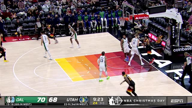 【2021年12月26日 独行侠vs爵士集锦】一个转身拂过半道防线 米切尔潇洒转身撕裂防守