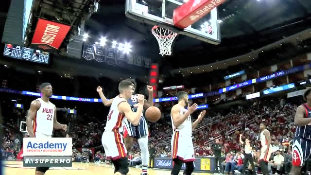 【2022年01月01日 热火vs火箭集锦】效率真高!泰特顶着防守杀入禁区抬手打进还有加罚