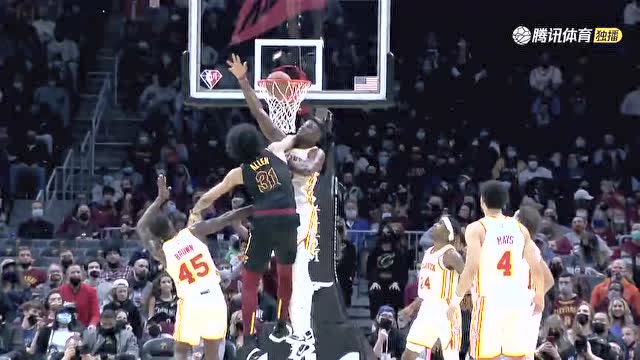 【2022年01月01日 老鹰vs骑士集锦】买一赠一？奥科罗夹缝助飞阿伦旱地拔葱原地隔扣两人